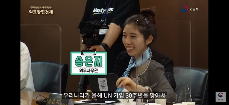 [단독] 트럼프 앞서 실수한 李 통역…그자리에 96년생女 온다