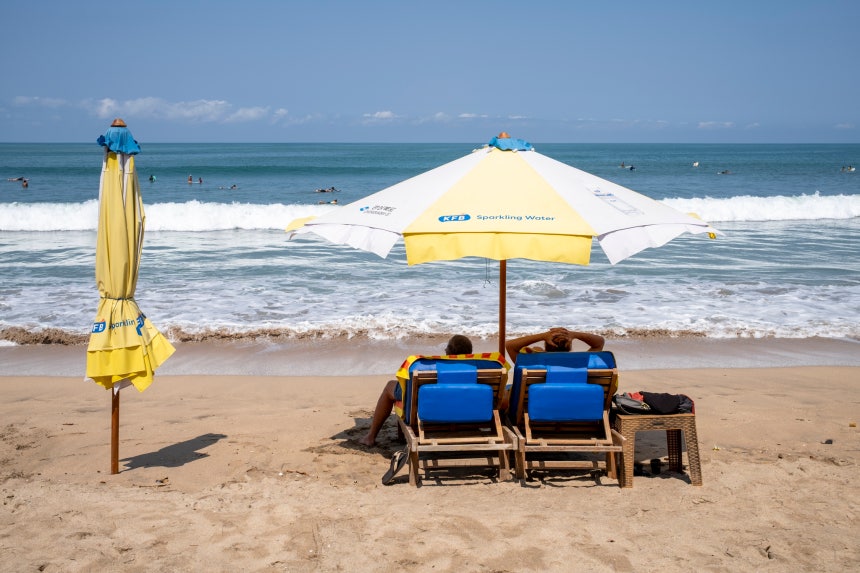 지난해 10월 7일(현지시간) 인도네시아 발리 쿠타 해변에서 관광객들이 시간을 보내고 있다.EPA=연합뉴스