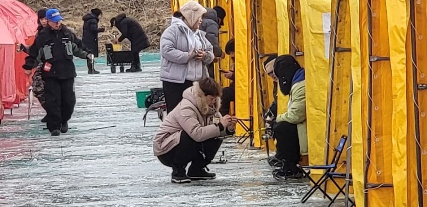 지난 9일 강원 평창군 진부면 오대천 일원에서 개막한 ' 평창송어축제'를 찾은 관광객들이 낚시를 즐기고 있는 모습.[뉴스1]