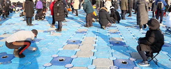 지난해 1월 18일 강원 홍천군 홍천읍에서 열린 '홍천강 꽁꽁축제'를 찾은 관광객이 부교낚시터에서 낚시를 하고 있다.[사진 홍천군] 