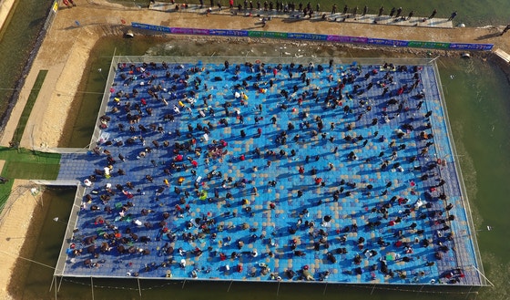 지난해 1월 18일 강원 홍천군 홍천읍에서 열린 '홍천강 꽁꽁축제'를 찾은 관광객이 부교낚시터에서 낚시를 하고 있다.[사진 홍천군] 