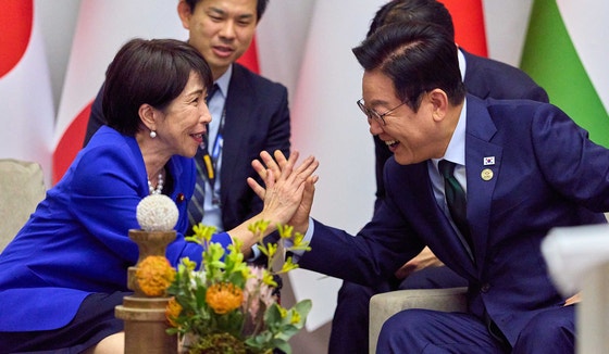 이재명 대통령이 일본 다카이치 사나에(高市早苗) 총리와 지난해 11월 23일(현지시간) 남아프리카공화국 나스렉 엑스포센터에서 열린 주요 20개국(G20) 정상회의에서 풀어사이드 양자회담을 하고 있다.사진 대통령실사