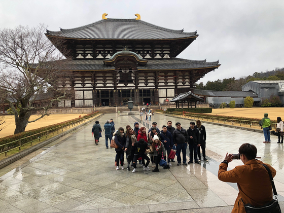 나라시의 사찰 도다이지(東大寺)에서 단체 기념 촬영을 하고 있는 중국인 관광객들.중앙포토