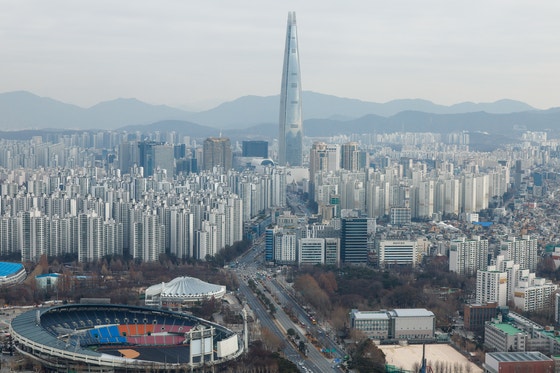 지난해말 기준 서울 아파트 매매 시가총액이 1832조 원을 넘어서며 역대 최대치를 기록했다.사진은 6일 서울 강남구 트레이드타워에서 바라본 도심 아파트 단지.부동산R114에 따르면 지난해 12월 25일 기준 서