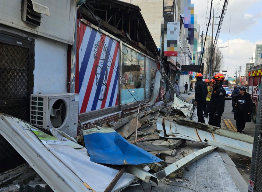10일 오후 2시 21분께 경기 의정부시 호원동 한 거리에서 행인이 간판에 깔려 숨지는 사고가 발생했다.당시 의정부 지역은 강풍주의보가 발효된 상태였다.뉴스1