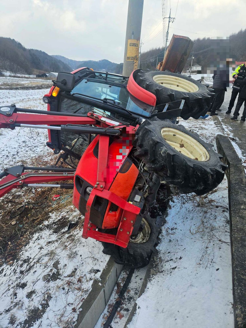 10일 오후 2시 50분께 강원 횡성군 안흥면 소사리 마을회관 인근에서 눈을 치우던 트랙터가 밭으로 넘어가면서 운전하던 주민 A씨(59)가 깔려 심정지 상태로 병원으로 이송됐다.연합뉴스