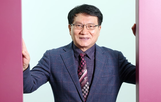 김원중 교수는 30여 년간 동양 고전을 우리 시대의 보편적 언어로 섬세히 복원하는 작업에 매진했다.『손자병법』을 비롯해,개인으로서는 세계 최초로 사마천의 『사기』를 완역했고,『논어』『맹자』『대학·중용』등 20여 권