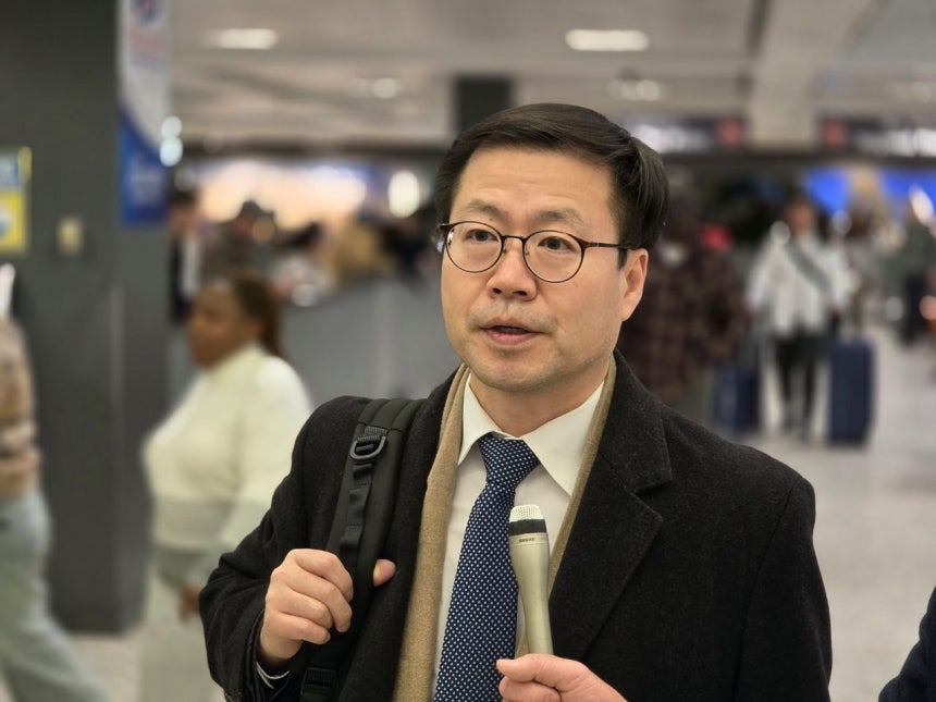 여한구 산업통상자원부 통상교섭본부장이 11일(현지시간) 미국 워싱턴 DC 인근 덜레스 국제공항을 통해 입국하며 기자들의 질문에 답하고 있다.뉴스1