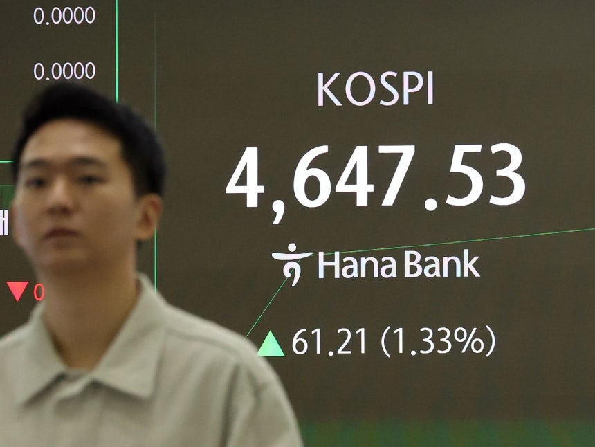 12일 오전 서울 중구 하나은행 딜링룸 전광판에 개장 시황이 나오고 있다.이날 코스피 지수는 53.57포인트(1.17%) 오른 4639.89,<a href=