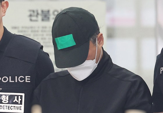 부모와 처자식 등 일가족 5명을 살해한 50대 가장 A씨가 지난해 4월 24일 경기도 용인동부경찰서 유치장에서 검찰로 송치되고 있는 모습.연합뉴스