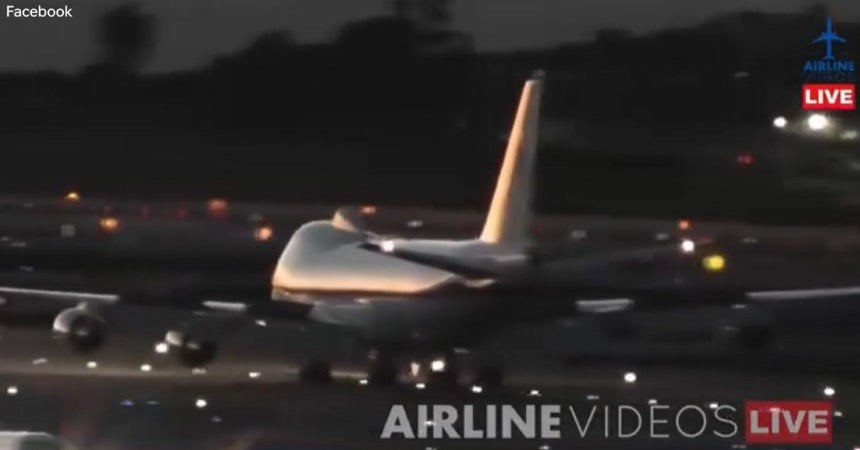 공중지휘통제기 E-4B 나이트워치가 51년 만에 LA 국제공항(LAX)에 착륙하고 있다.사진 SNS 캡처