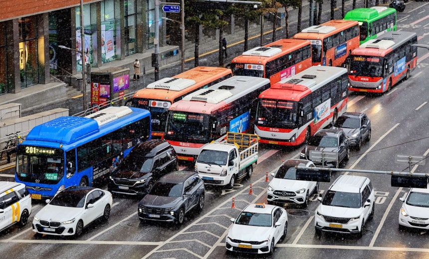 서울시 시내버스 파업을 예고한 12일 서울 중구 서울역 환승센터에서 버스가 오가고 있다.[뉴스1]