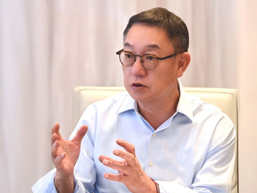 현신균 LG CNS 사장이 지난 7일(현지시간) 미국 라스베이거스‘소비자 가전쇼(CES 2026)’에서 기자들과 만나 인터뷰하고있다.사진 LG CNS