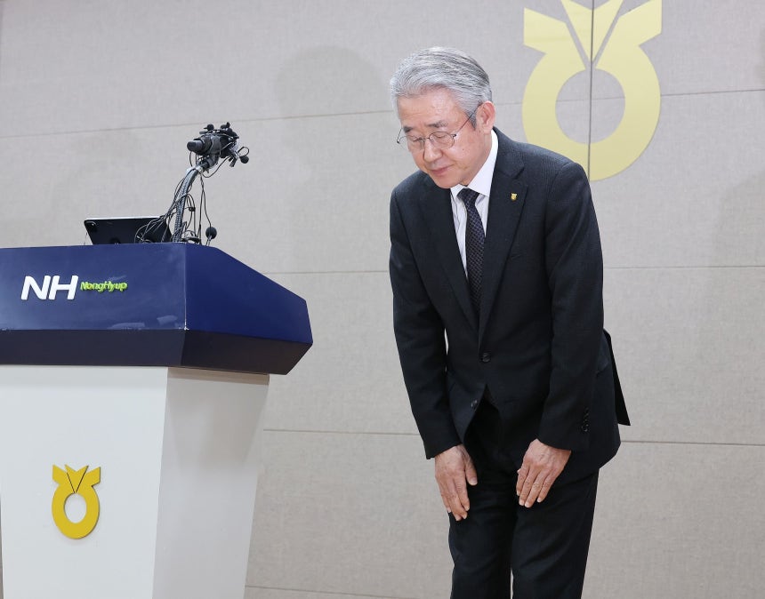 강호동 농협중앙회장이 13일 서울 중구 농협중앙회에서 농림축산식품부가 지난 8일 발표한 농협중앙회에 대한 특별감사 중간 결과와 관련해 대국민 사과문을 발표를 마친 뒤 고개를 숙이고 있다. 연합뉴스