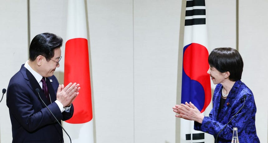 이재명 대통령과 다카이치 사나에 일본 총리가 13일 일본 나라현 회담장에서 공동언론발표를 마치고 박수를 치고 있다.사진 청와대 제공