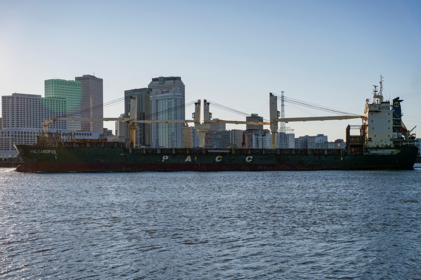 지난해 11월 27일(현지시간) 미국 루이지애나주 뉴올리언스 미시시피강을 항해하는 컨테이너선.로이터=연합뉴스