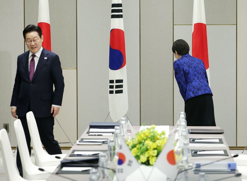 다카이치, 대통령 숙소 앞 ‘깜짝 영접’…태극기 향해 인사