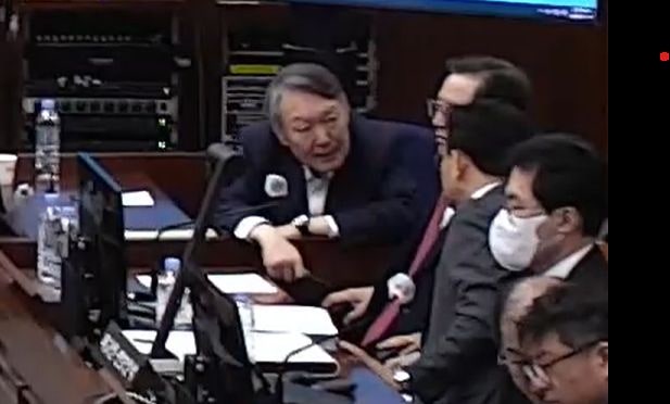 사형 구형받자 허탈한 미소…대학 모의재판서 전두환 무기징역 선고했던 尹