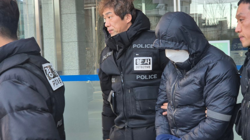 환경미화원 상대 갑질 의혹을 받는 강원 양양군 소속 7급 운전직 공무원 A씨가 5일 춘천지법 속초지원에서 열린 구속 전 피의자 심문(영장실질심사)을 마치고 나오고 있다.연합뉴스