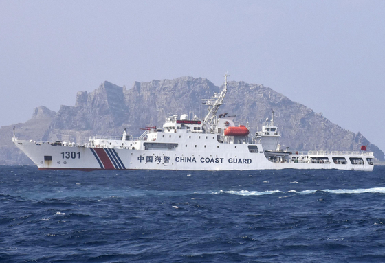 센카쿠(중국명 댜오위다오)열도 인근 수역에서 이동하는 중국 해경국 선박.교도=연합뉴스