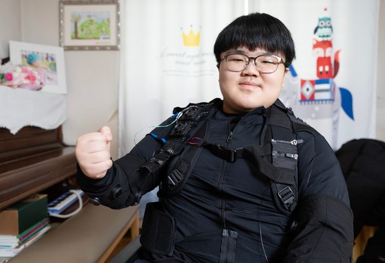 단 10g으로 15kg '번쩍'…열다섯 하율이 웃게한 '근육 옷감'