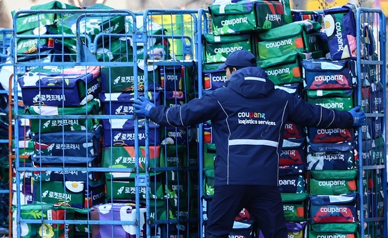 청년은 조선업 대신 알바 갔다…쿠팡 직고용 9만명의 경고