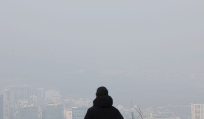 서울 미세먼지와 초미세먼지가 농도가 '나쁨' 수준을 보인 15일 오후 서울 중구 남산에서 바라본 도심이 뿌옇다. 뉴시스