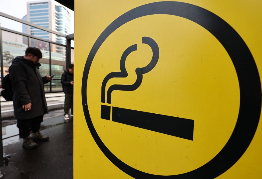 15일 서울역 인근 흡연구역에서 흡연자들이 담배를 피우고 있다.뉴스1