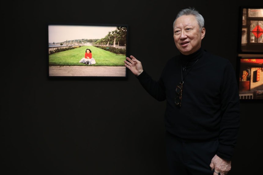 1980년대 스위스 레만 호숫가에서 찍은 아내의 모습 옆에 선 박용만 전 두산 회장.서울 중구 피크닉에서 첫 사진전 '휴먼 모먼트'를 연다.연합뉴스