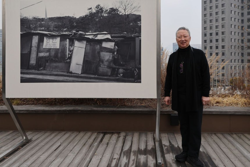 서울 중구 피크닉 옥상에 설치한 성북구 재개발 현장의 흑백 사진.박용만 전 회장은 "도심의 화려한 스카이라인과 함께 보여드리고 싶었다"고 말했다.연합뉴스