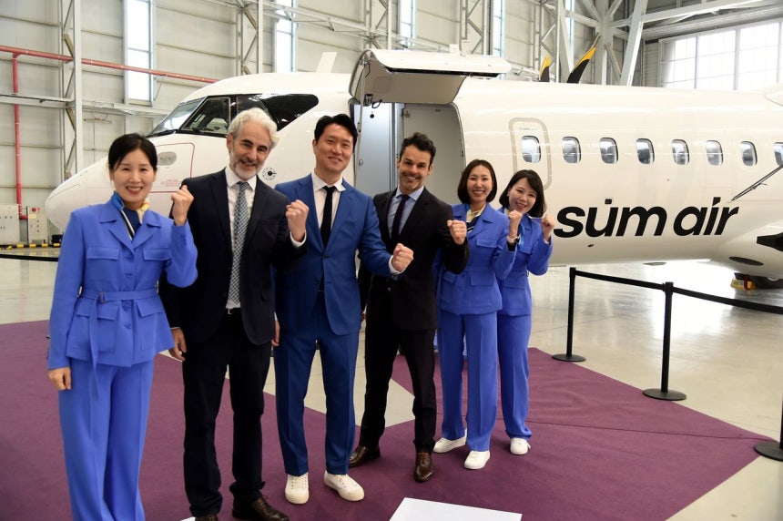 15일 서울 김포 비즈니스 항공센터에서 진행된 섬에어 1호기 도입식에서 최용덕 섬에어 대표(왼쪽 세번째) 등 관계자들이 항공기 앞에서 포즈를 취하고 있다.[사진 섬에어]