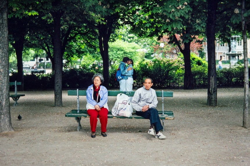 파리 한 공원의 유머러스한 장면.50여 년간 사진을 찍어 온 박용만 전 대한상의 회장이 첫 개인전‘휴먼 모멘트’를 열었다.“사람의 자취가 있는 따뜻한 사진을 골랐다”고 말했다.[사진 박용만]