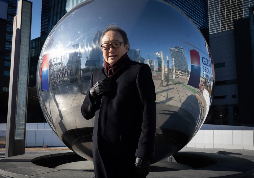 2010 서울 G20 정상회의 준비위원장을 지낸 사공일 세계경제연구원 명예이사장이 지난 8일 서울 삼성역 인근에 설치된 정상회의 기념 조형물 앞에서 연재를 앞둔 소회를 밝히고 있다.전민규 기자
