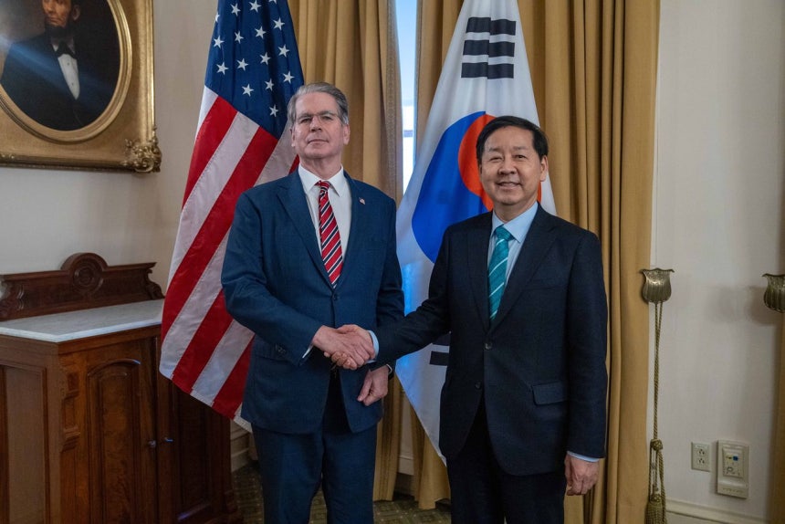 스콧 베센트 미국 재무장관(왼쪽)이 지난 12일(현지시간) 구윤철 부총리와 만나 한국의 최근 외환시장 상황에 대해 논의했다고 14일 자신의 SNS에 밝혔다.[사진 베센트 엑스 캡처]