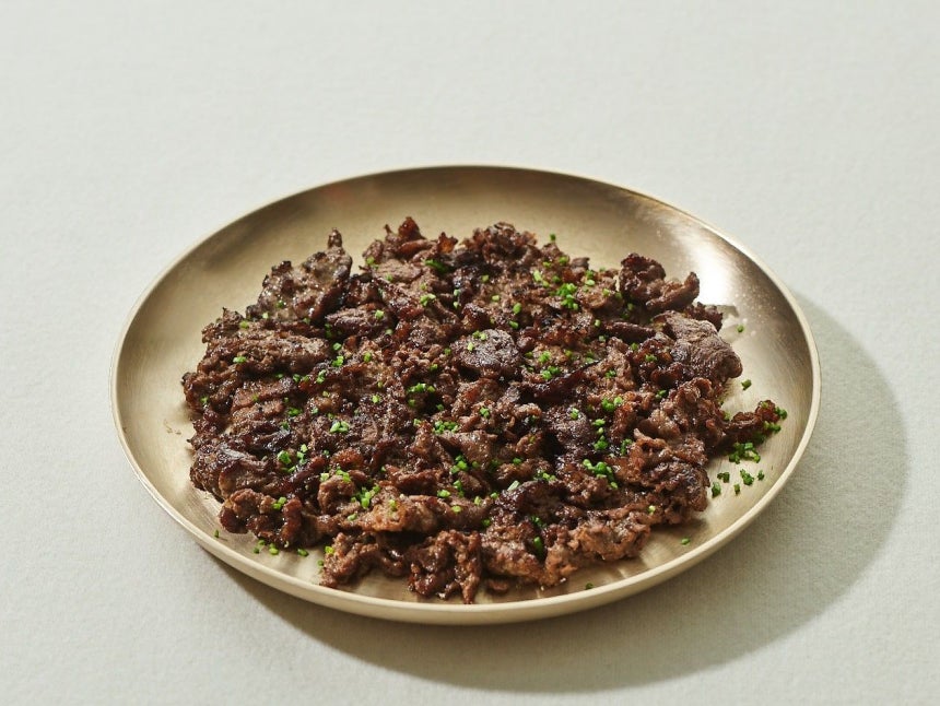 우정욱 셰프의 바싹불고기.팬에 설탕을 뿌린 후 고기를 올려 굽는다.사진 브.레드(스튜디오 일오 이과용) 