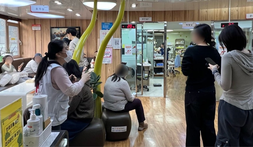 16일 서울 마포구 헌혈의집 홍대센터에서 헌혈을 대기 중인 시민들.연합뉴스