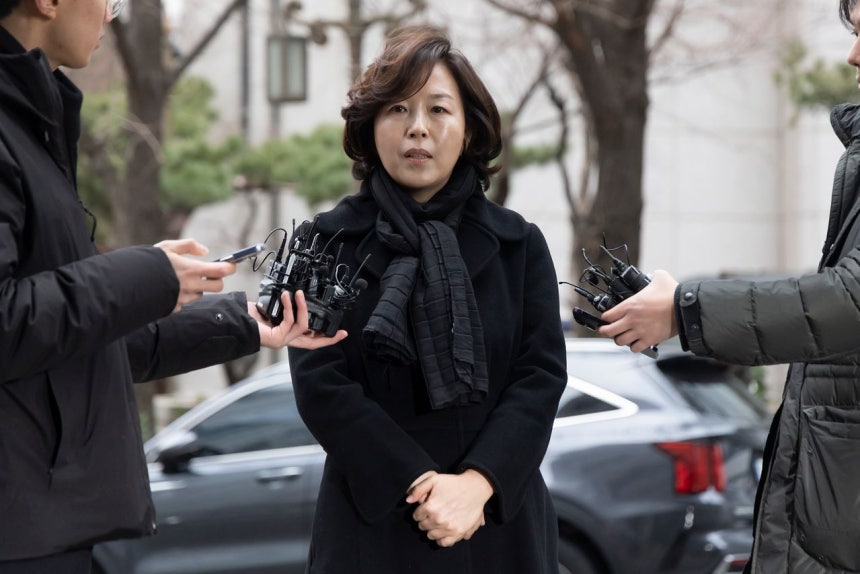 김경 서울시의원이 피의자 신분으로 조사를 받기 위해 지난 15일 서울경찰청 공공범죄수사대로 출석하며 취재진 질문에 답하고 있다.연합뉴스