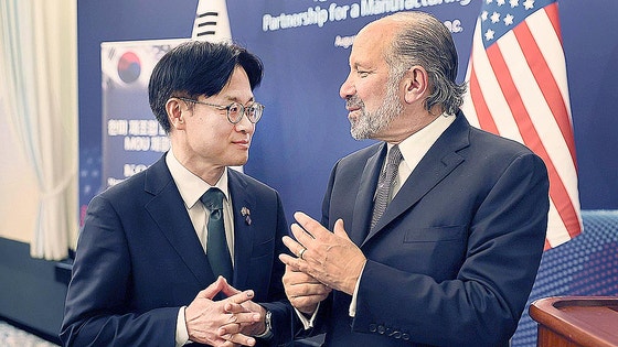 김정관 산업통상부 장관과 하워드 러트닉 미국 상무부 장관이 지난해 8월 미국 워싱턴 D.C.에서 열린 '한미 제조업 파트너십 MOU 체결식'에 참석해 대화를 나누고 있다.사진 산업통상자원부