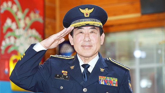 정기룡 전 대전경찰서장이 지난달 대전시의 자택에서 현직 때 입던 경찰복 차림으로 경례를 해보이고 있다.김성태 객원기자 