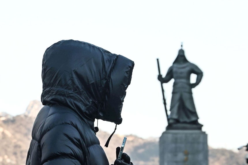 매서운 강추위가 찾아왔던 지난 8일 서울 종로구 광화문 세종대로사거리에서 출근길 시민들이 발걸음을 옮기고 있다.연합뉴스