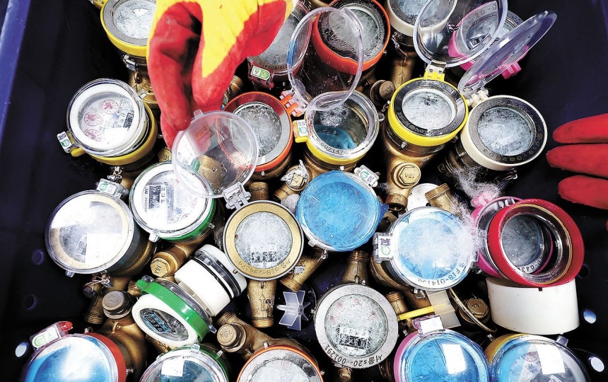 지난 2일 서울 강북구 서울북부수도사업소에서 수도계량기 교체반 직원이 동파된 수도계량기를 정리하고 있다.뉴스1