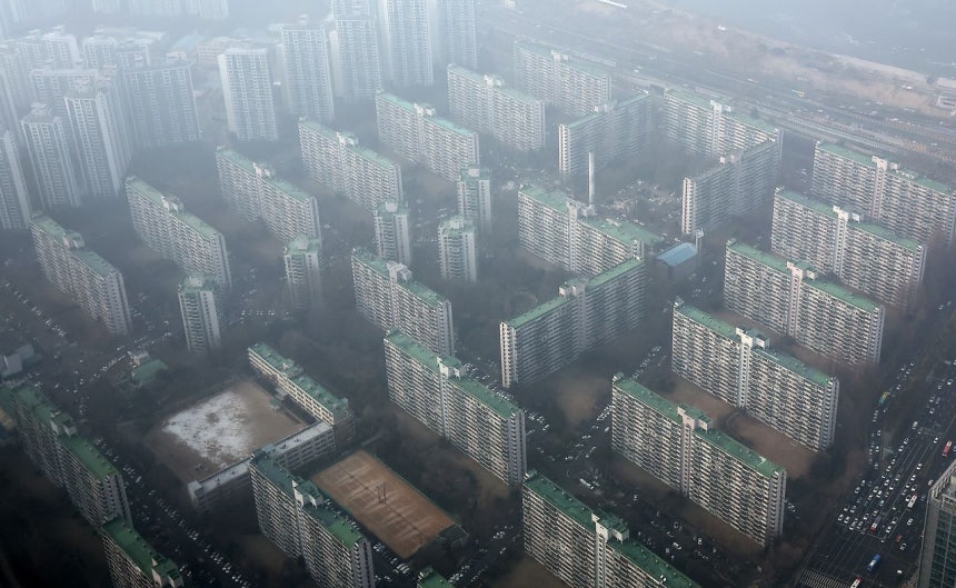 지난 해 서울 아파트 매매가격 연간 상승률이 한국부동산원 통계 사상 최고치를 기록했다.사진은 서울 송파구 롯데월드타워 서울스카이에서 바라본 아파트 단지 모습.뉴스1