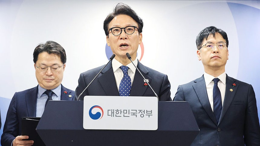 김민석 국무총리가 지난 16일 서울 종로구 정부서울청사에서 행정통합 인센티브 관련 브리핑을 하고 있다. 뉴스1