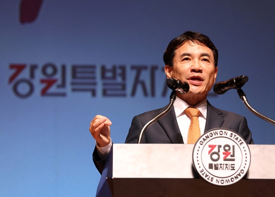 지난해 8월 15일 강원 춘천문화예술회관에서 열린 제80주년 광복절 경축식에서 김진태 강원특별자치도지사가 경축사를 하고 있다. 연합뉴스