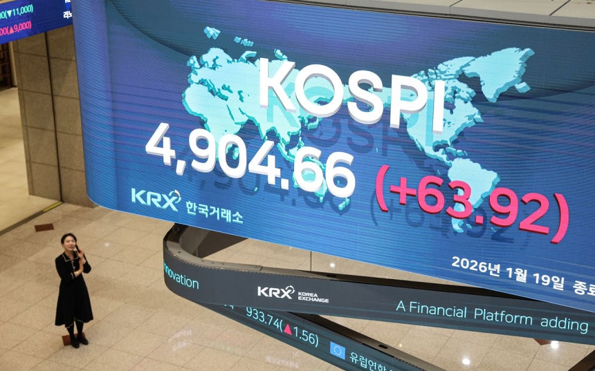 코스피가 사상 최초로 장중 4900선을 넘어선 19일 오후 서울 여의도 한국거래소 전광판에 이날 코스피 종가가 표시돼 있다.김경록 기자