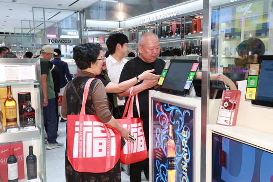 친환경 가방 '포춘백'을 들고 쇼핑하는 관광객들의 모습.신세계면세점은 지난해 9월 29일부터 외국인 고객을 대상으로 복(福) 글자를 새긴 친환경 '포춘백(FORTUNE BAG)' 사은행사를 진행한다고 밝혔다.사진