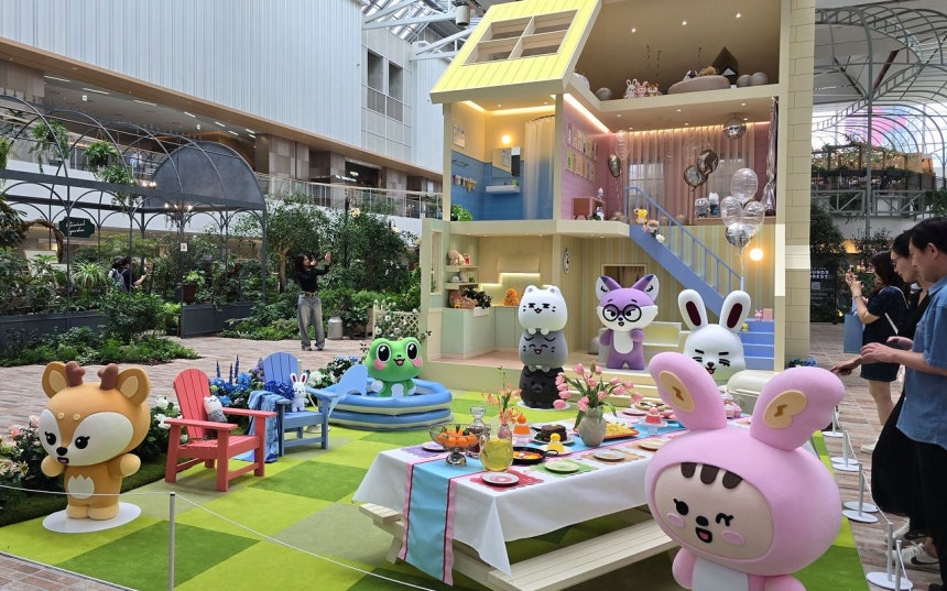 지난해 7월 서울 영등포구에 위치한 현대백화점 주요 점포 '더현대서울'에서 K팝 아이돌 세븐틴의 캐릭터 지식재산(IP)인 '미니틴'을 주제로 한 팝업스토어가 열렸다.노유림 기자