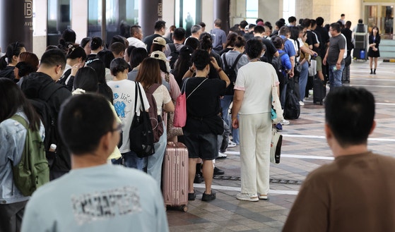 지난해 9월 23일 서울 중구 롯데면세점 명동점에서 중국인 관광객이 입장을 위해 대기해 있는 모습.연합뉴스