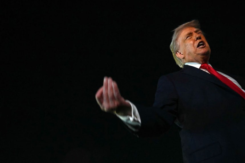 도널드 트럼프 미국 대통령이 19일 미국 플로리다주 웨스트팜비치 팜비치 국제공항에서 에어포스원에 탑승하기 전 기자들과 이야기를 나누고 있다.AFP=연합뉴스