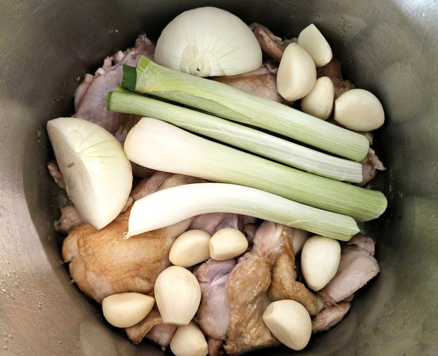 닭곰탕을 끓일 땐 대파와 양파,마늘을 넣고 끓인 뒤 마지막에 배추를 넣는다.사진 신혜원 
